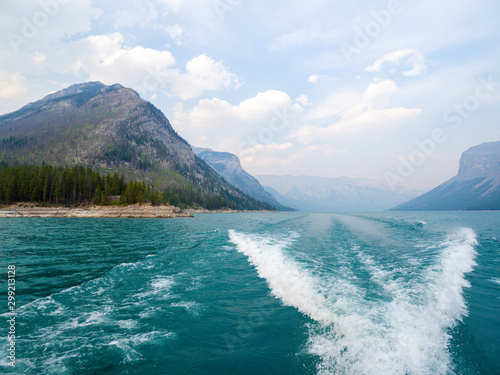 vagues d'un bateau sur l'eau turquoise
