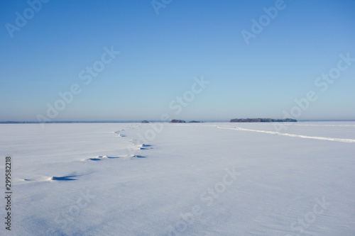 Jezioro pokryte lodem