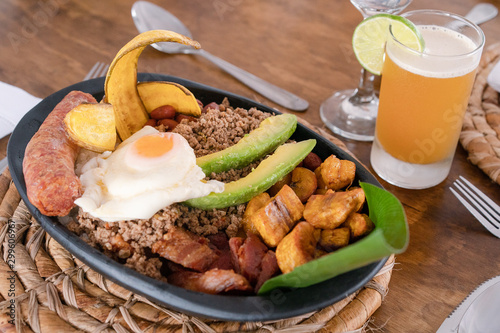 Bandeja paisa colombiana, Plato tipico de la zona antioqueña de Colombia, Antioquia, comida colombiana