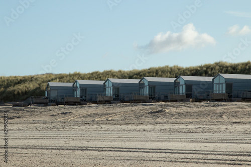 tini häuser am strand von domburg, nordsee, slapen op strand