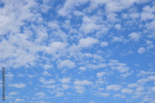 Schäfchenwolken und Schleierwolken am blauen Himmel