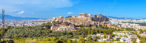 Panorama Ateny z Akropolu wzgórzem, Grecja. Słynny stary Akropol jest najważniejszym zabytkiem Aten. Krajobraz miasta Ateny z klasycznymi greckimi ruinami. Malowniczy widok na pozostałości starożytnych Aten.