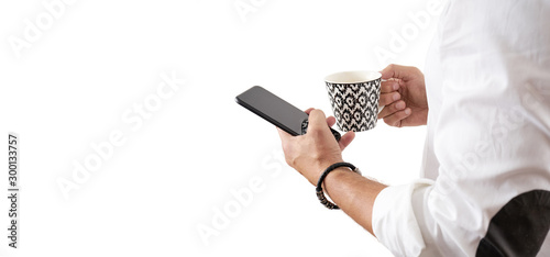 Męskie dłonie trzymają smartfon, telefon na białym tle