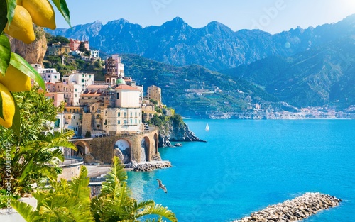 Miasteczko Atrani na wybrzeżu Amalfi w prowincji Salerno, region Kampania, Włochy. Wybrzeże Amalfi jest popularnym celem podróży i wakacji we Włoszech.
