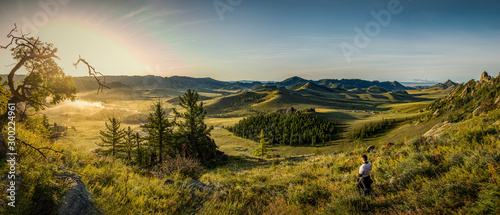 Park Narodowy Gorkhi Terelj Wschód słońca w Mongolii z kempingiem w dolinie - Panorama