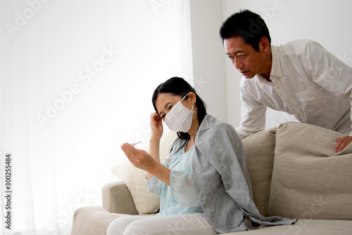 風邪をひいた妻を心配する夫