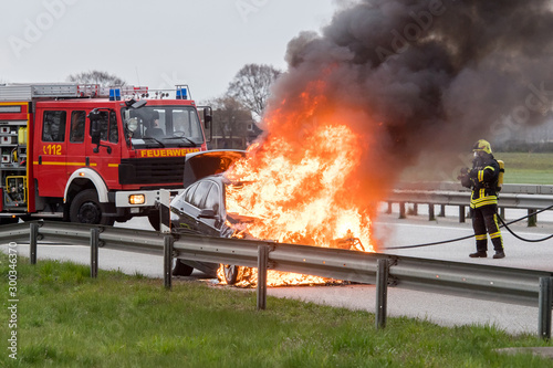 PKW Auto geht in Flammen auf