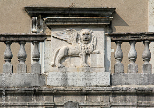 Feltre: il leone di San Marco sulla balaustra delle fontane Lombardesche in Piazza Maggiore