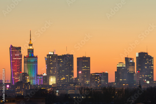 Nowoczesne wieżowce w Warszawie podczas zachodu słońca, Polska