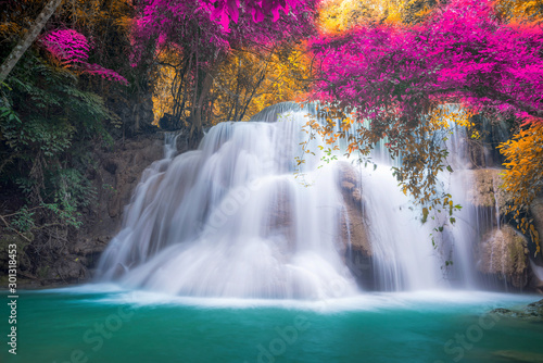Niesamowity charakter, piękny wodospad w kolorowym lesie jesienią w sezonie jesiennym