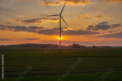 zachód słońca i turbina wiatrowa