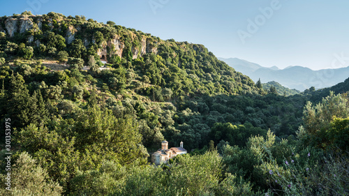 Kapelle in Waldlandschaft, Kreta
