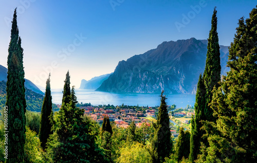 Piękny widok z lotu ptaka Torbole, jezioro Garda (Lago di Garda) i góry, Włochy