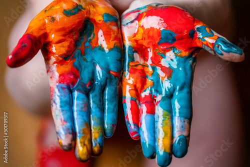 Zbliżenie kobiet ręki brudzi farbą akrylową. Kreatywne malowanie palcami.