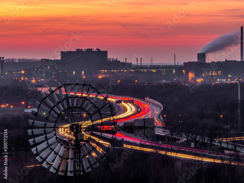 Blick auf die Autobahn und Industrie von Duisburg zum Sonnenuntergang, Ruhrgebiet