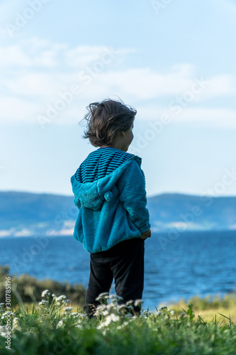 Mały chłopiec patrzący na morze. 
