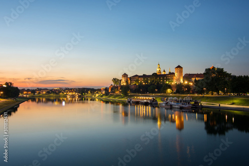 Wzgórze Wawelskie w Krakowie podczas zachodu słońca, rzeka Wisła, Polska