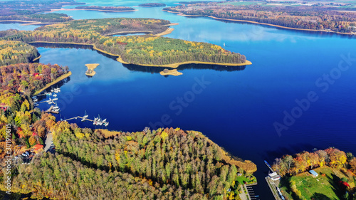 jesień na jeziorach Mazur w północno-wschodniej Polsce