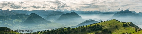 Piękny widok na Alpy Szwajcarskie wokół Jeziora Czterech Kantonów widziany ze szczytu Rigi Kulm