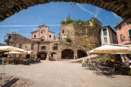 Vista del borgo medievale di Apricale, Liguria, Italia