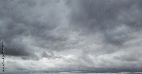 gllomy sky with dark gray clouds
