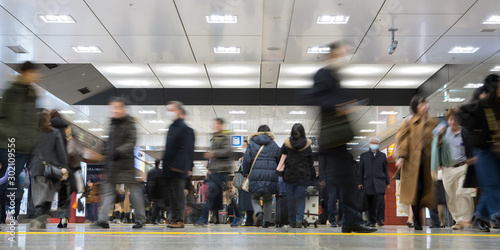 Passengers at railway station in Tokyo, Japan 乗客が行き交う東京の駅の構内
