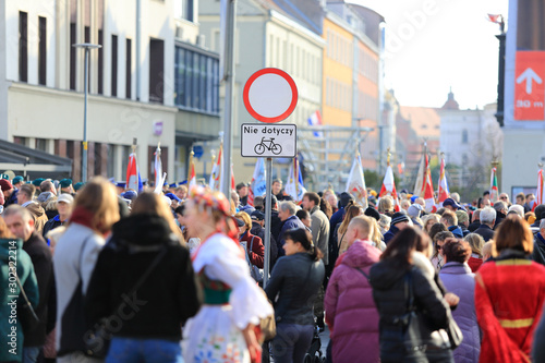 Tłumy ludzi zgromadzone na placu w mieście, święto narodowe.