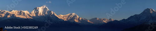 Panorama mit Gebirge und Schnee