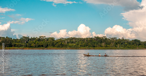 recorrido en rio amazonas a orillas de la selva amazonica de peru en un casi atardecer 