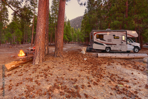 Campen mit dem Wohnmobil am Moraine Campground im Kings Canyon National Park, CA, USA