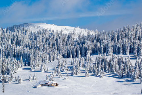 Paysage montagnes du Jura sous la neige