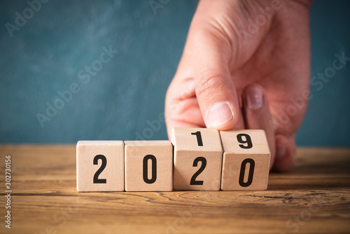 hand flipping cubes with year 2019 to 2020