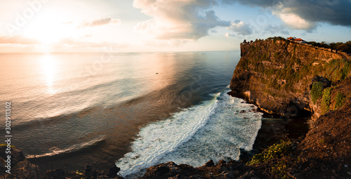 Piękny panoramiczny widok słynnego słynnego miejsca Uluwatu Temple, podczas tętniącego życiem letniego wschodu słońca. Znajduje się na Bali, Indonezja