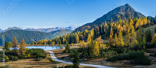 Pokojowy jesień Alps widok górski. Reiteralm, Steiermark, Austria.