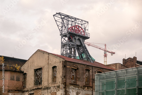 Opuszczony budynek przemysłowy. Szyb kopalni węgla.