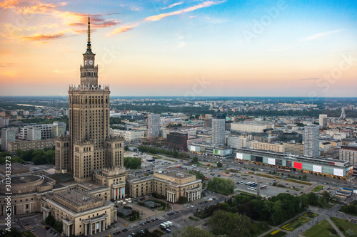 Widok na centrum Warszawy podczas zachodu słońca, Polska