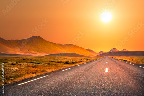 Straße zum Sonnenuntergang