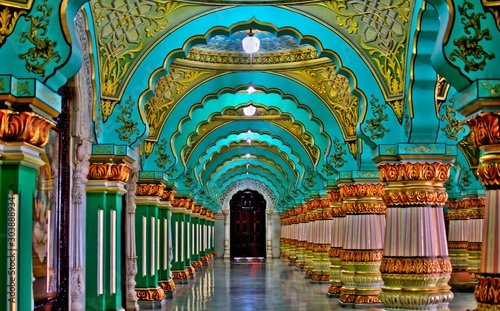 MYSORE, KARNATAKA INDIA, PAŹDZIERNIK, - 20,2019: Mysore pałac wśrodku architektury. Mysore pałac, historyczny pałac i królewska rezydencja lokalizować wśród Starego fortu terenu Mysore, (Mysuru)