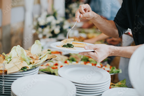 Se servir au buffet