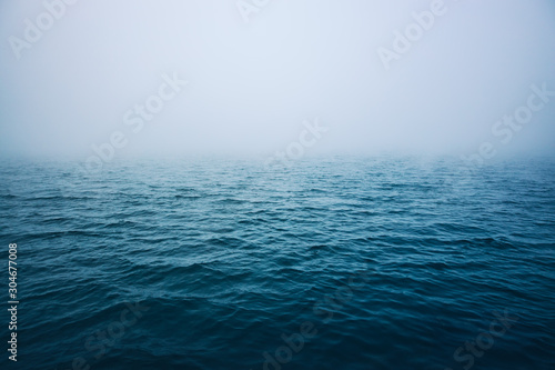 Falująca woda morska z poranną mgłą