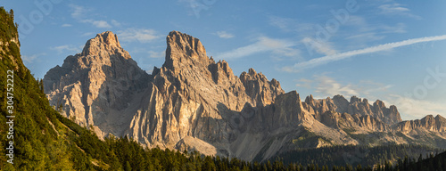 Dolomity - Panorama z widocznym szczytem Cristallo. Krajobraz górski - włoskie Alpy