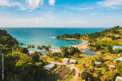 Piękna tropikalna wyspa Barbados. Widok na złotą plażę z palmami i krystalicznie czystą wodą. Idealne tło wakacje.