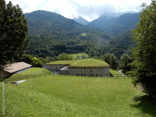 Panorama lago lamar dolomiti italiane forte larino altopiano pinè lago piazze vigne vendemmia