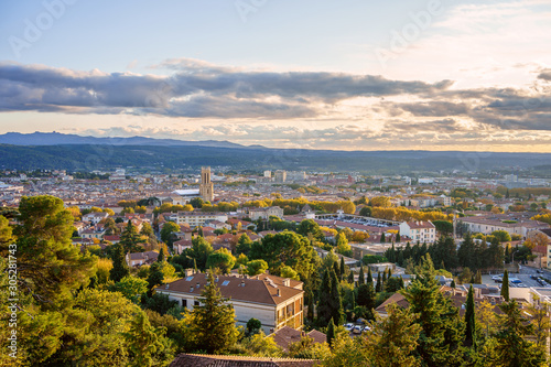 Vue panoramique sur la ville Aix-en-Provence en automne. Coucher de soleil. France, Provence. 