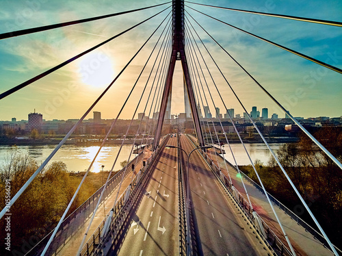 Piękny panoramiczny widok z drona z lotu ptaka do centrum Warszawy z drapaczami chmur i Mostem Świętokrzyskim (En: Holy Cross Bridge) - to most wantowy nad Wisłą w ​​Warszawie