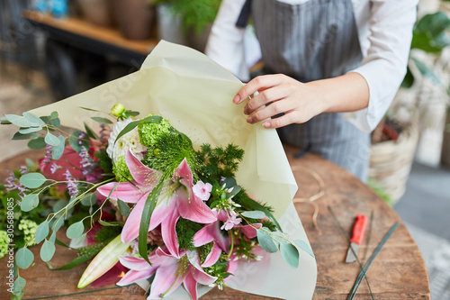 Florist beim Einwickeln von Blumenstrauß in Papier