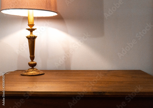 Luminária em cima de uma mesa de madeira 