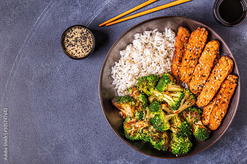 Fried tempeh with rice and broccoli.