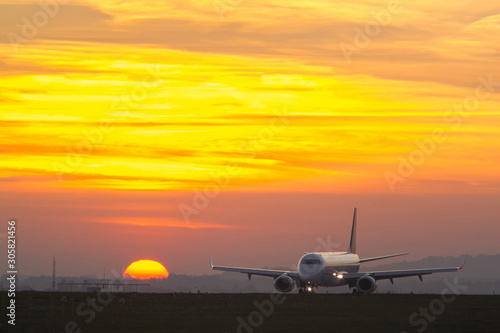Samolot startuje na pasie startowym na lotnisku w Balicach, Kraków, Polska