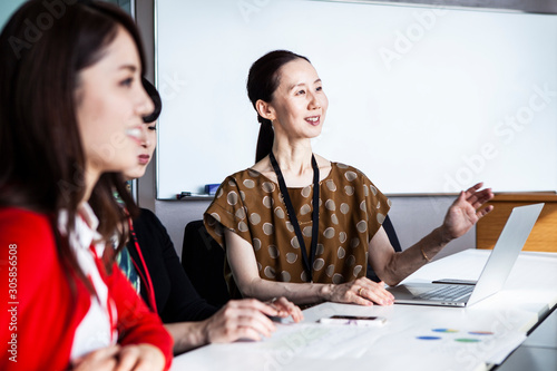 和やかにミーティングをする女性社員